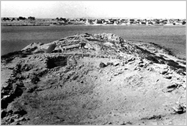 Black and white photo of the Sponge-Divers house (S101) and the island's Southern Cluster, from the north.